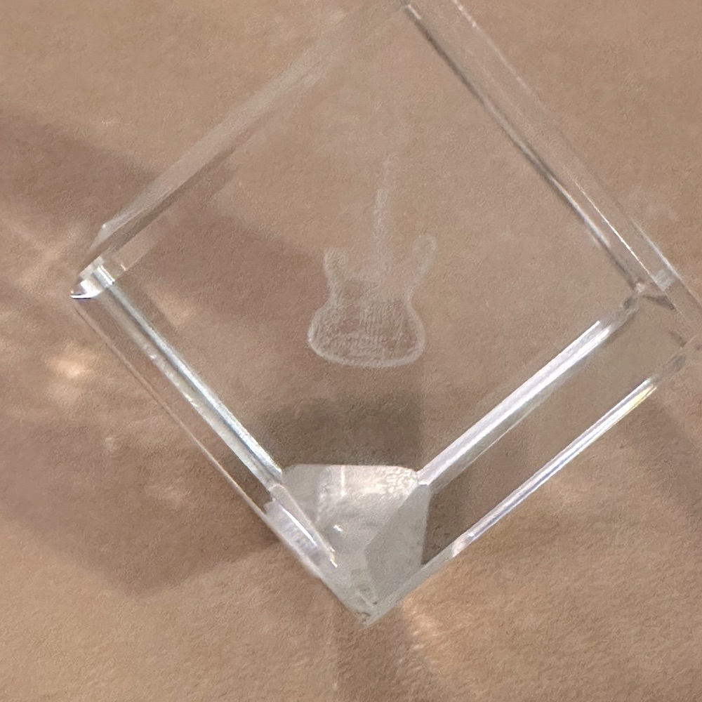 Vintage Guitar Etched Glass Paper weight - Picture 3 of 12